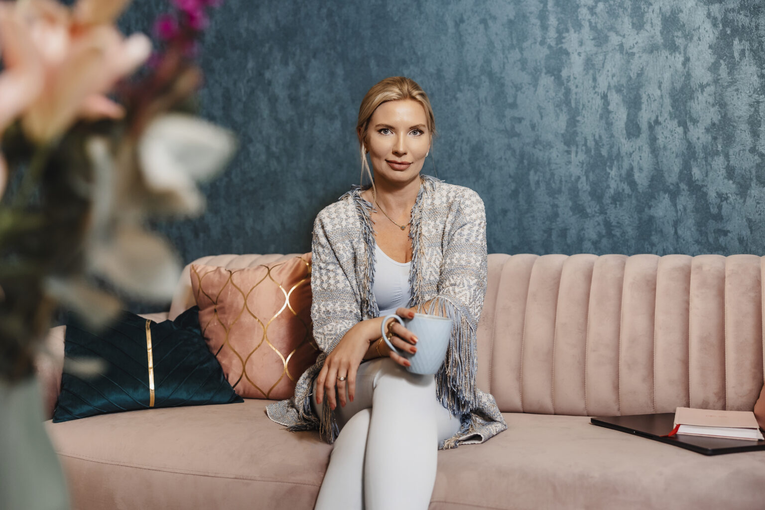 Julia Benner in ihrer Praxis für Psychotherapie in der Hafencity Hamburg