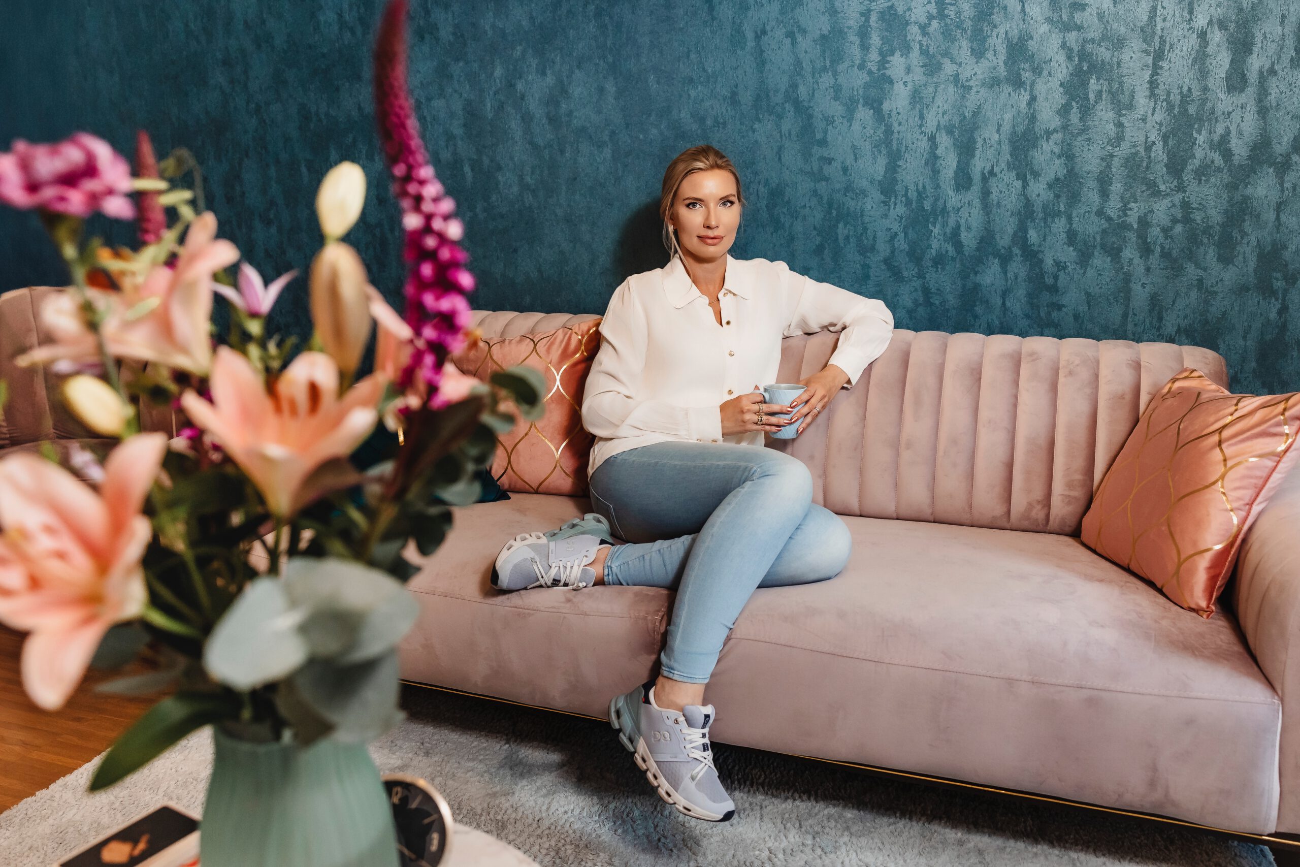 Julia Benner in ihrer Praxis für Psychotherapie in der HafenCity Hamburg